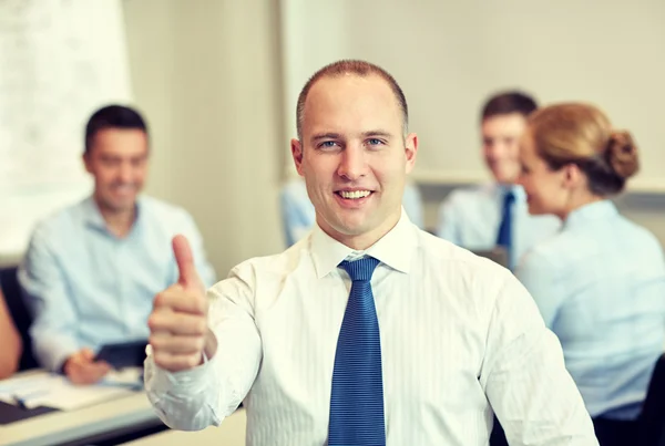 Gruppo di imprenditori sorridenti che si incontrano in ufficio — Foto Stock