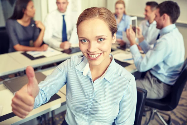 Groep van Glimlachende zakenmensen bijeenkomst in office — Stockfoto