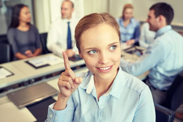 Groep van Glimlachende zakenmensen bijeenkomst in office — Stockfoto