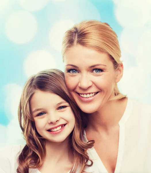 Madre sorridente e bambina — Foto Stock