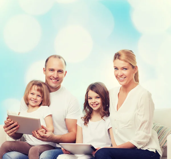 Famiglia felice con computer tablet pc — Foto Stock