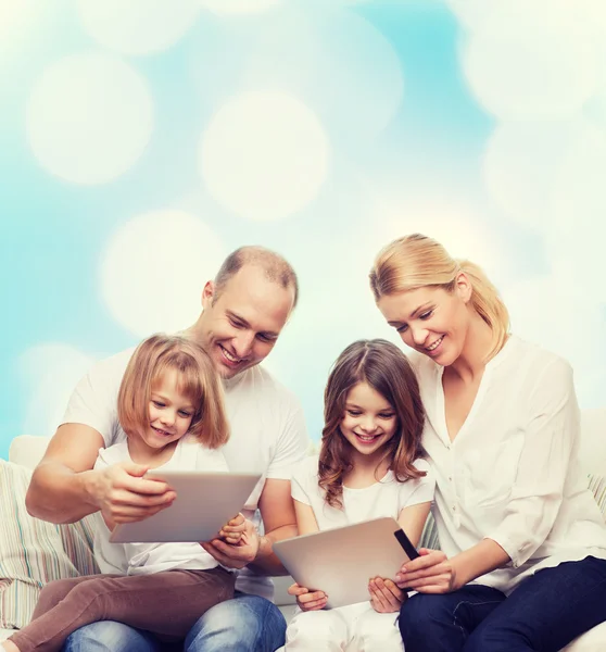 Šťastná rodina s počítači tablet pc — Stock fotografie