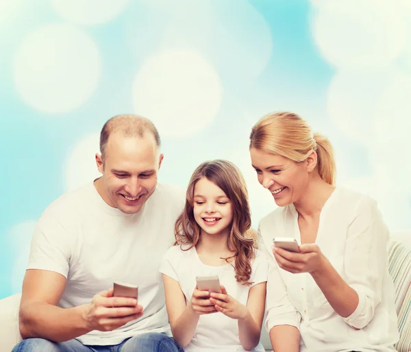 Glückliche Familie mit Smartphones — Stockfoto