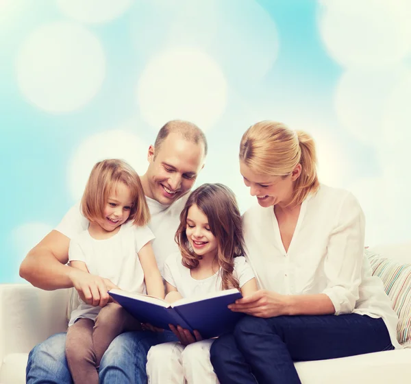 Щаслива сім'я з книгою вдома — стокове фото