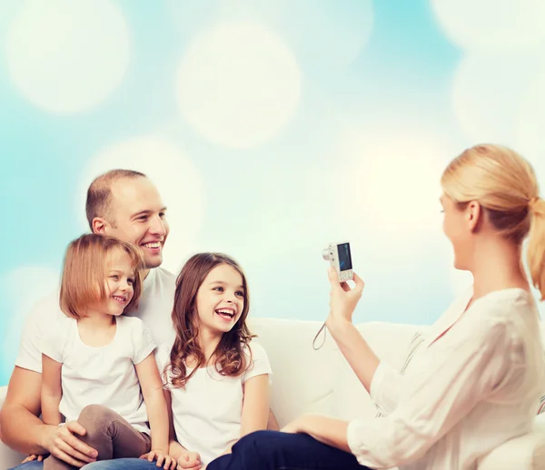 Met camera thuis en gelukkige familie — Stockfoto