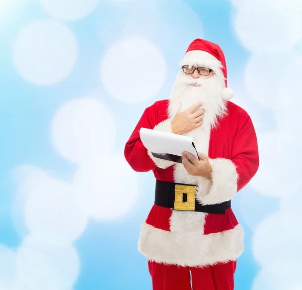 Man in kostuum van de kerstman met Kladblok — Stockfoto