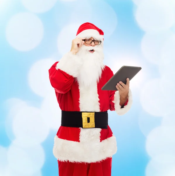 Mężczyzna w stroju Świętego Mikołaja z komputera typu tablet — Zdjęcie stockowe