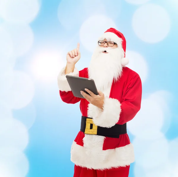 Homem em traje de santa claus com tablet pc — Fotografia de Stock