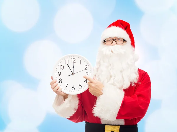 時計、サンタ クロースの衣装の男 — ストック写真