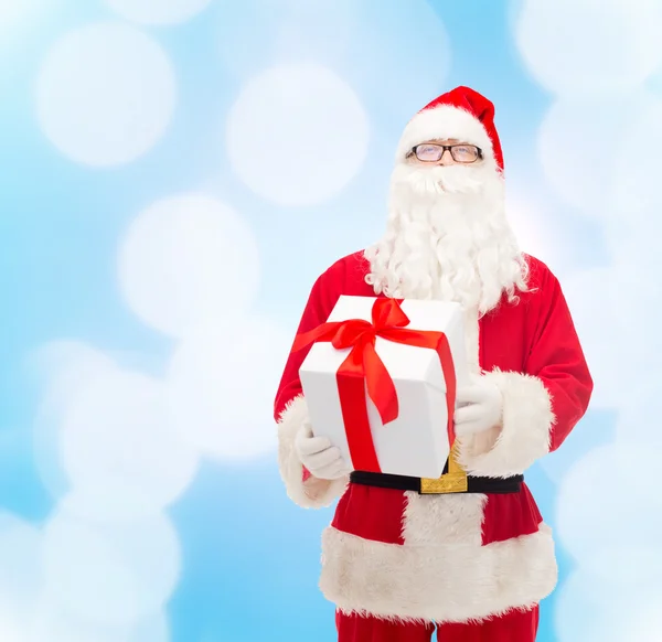 Homem em traje de santa claus com caixa de presente — Fotografia de Stock