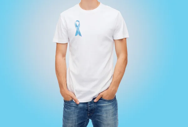 Hombre con la cinta azul del conocimiento del cáncer de próstata — Foto de Stock