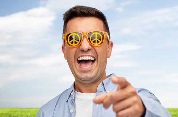 Cara de homem rindo em óculos de sol de paz verde — Fotografia de Stock