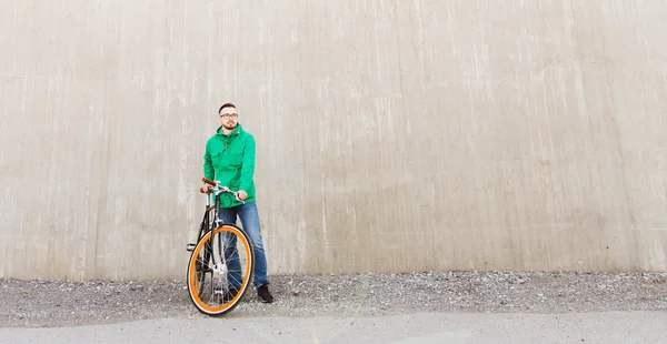 Felice giovane hipster uomo con bici a scatto fisso — Foto Stock