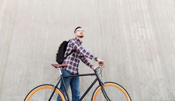 Hipster-Mann mit Fahrrad und Rucksack — Stockfoto