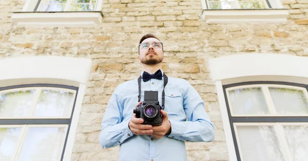 Glad ung hipster mannen med filmkameran i city — Stockfoto
