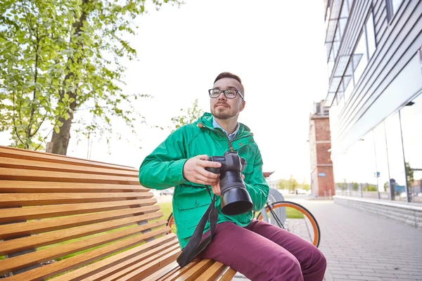 Genç hipster adam ile şehir içinde dijital fotoğraf makinesi — Stok fotoğraf