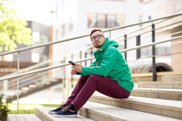 Jeune homme hipster avec smartphone en ville — Photo