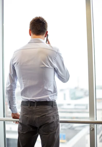 Uomo d'affari che chiama su smartphone in ufficio — Foto Stock