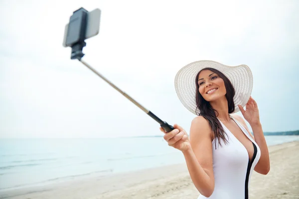 Young woman taking selfie with smartphone — Stock Photo, Image