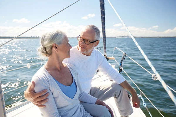 Pareja mayor abrazándose en barco de vela o yate en el mar —  Fotos de Stock