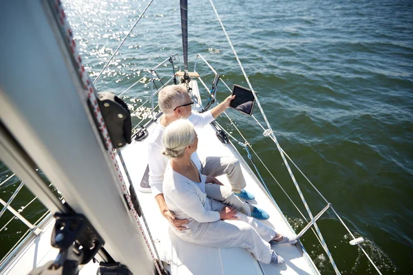 Pareja de ancianos con tableta pc en barco de vela o yate — Foto de Stock