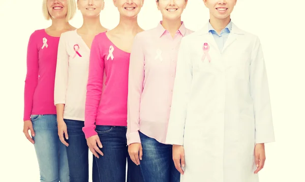 Närbild på kvinnor med cancer medvetenhet band — Stockfoto