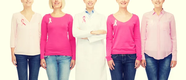 Primer plano de las mujeres con cintas de sensibilización contra el cáncer — Foto de Stock