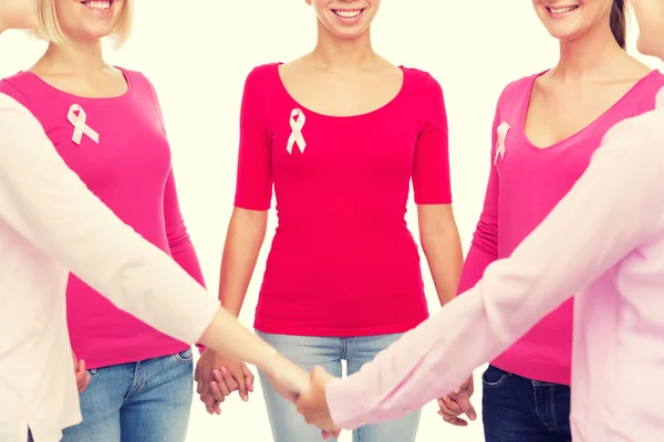 Close up van vrouwen met kanker Bewustzijnslinten — Stockfoto