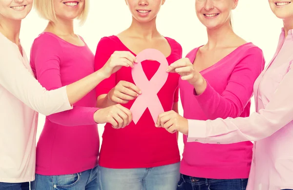 Close up van vrouwen met kanker Bewustzijnslinten — Stockfoto