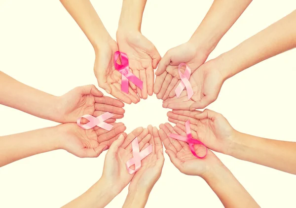 Nahaufnahme der Hände mit Krebs-Bewußtsein symbol — 图库照片