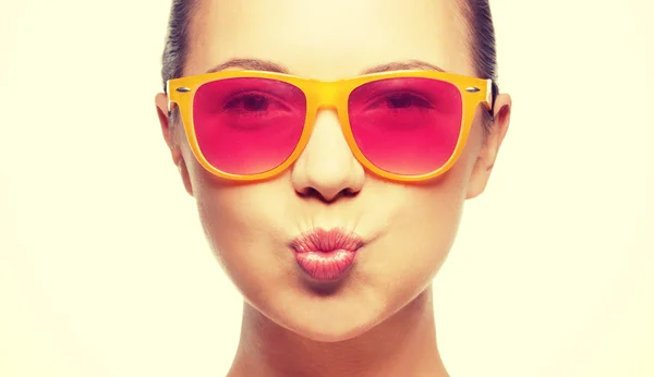 Girl in pink sunglasses blowing kiss — Stock Photo, Image