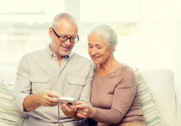 Gelukkige senior paar met camera thuis — Stockfoto