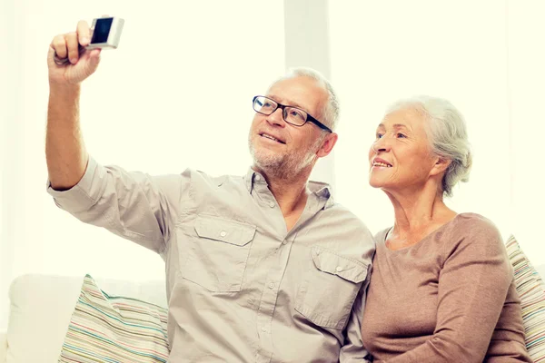 Felice coppia anziana con macchina fotografica a casa — Foto Stock