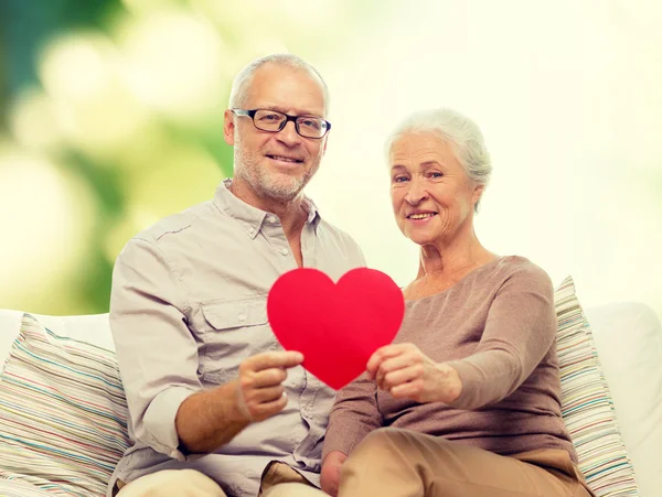 Gelukkige senior paar met rood hart vorm — Stockfoto