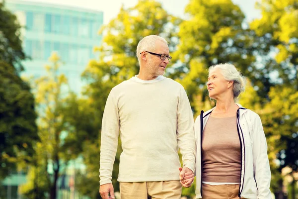 Pareja mayor en el parque de la ciudad — Foto de Stock