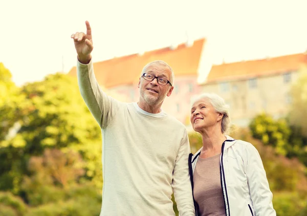 Senior couple in city park — Stock Photo, Image