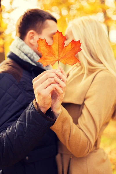 Primer plano de pareja besándose en otoño parque — Foto de Stock