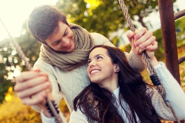 Coppia sorridente che si abbraccia nel parco autunnale — Foto Stock