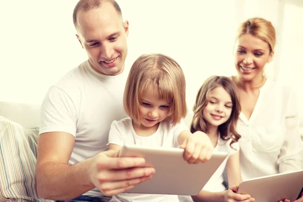 Familia feliz con Tablet PC ordenadores en casa —  Fotos de Stock