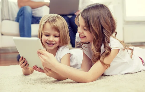 Meninas felizes com computador tablet pc em casa — Fotografia de Stock