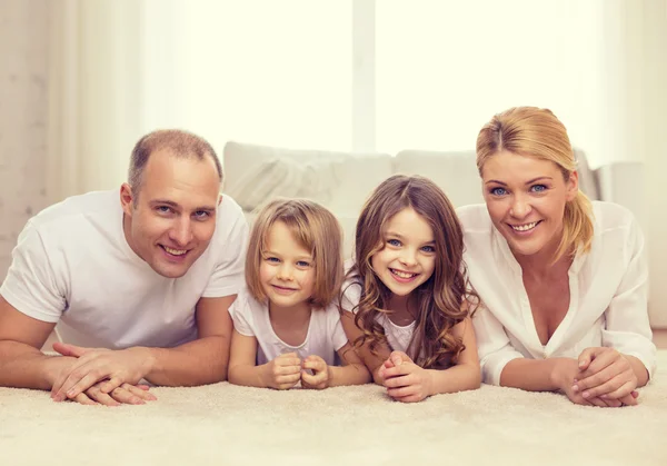 Eltern und zwei Mädchen liegen zu Hause auf dem Boden — Stockfoto