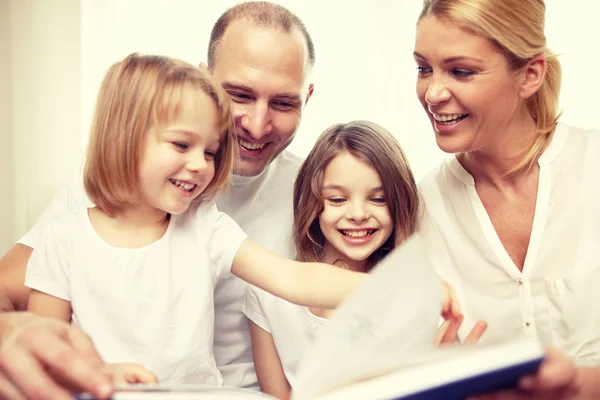 Libro de lectura familiar feliz en casa — Foto de Stock