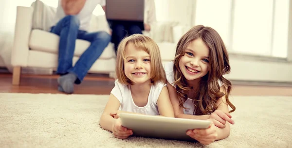 Meninas felizes com computador tablet pc em casa — Fotografia de Stock