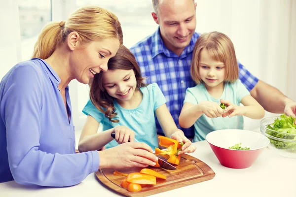 Glückliche Familie mit zwei Kindern, die zu Hause kochen — Stockfoto