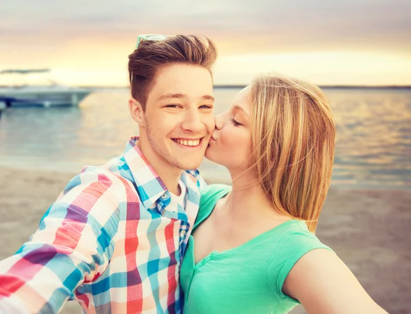 Casal feliz tomando selfie na praia de verão — Fotografia de Stock