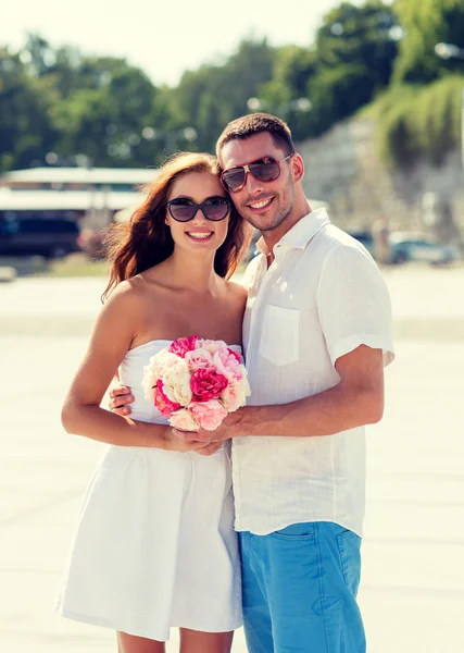 Smiling couple in city — Stock Photo, Image