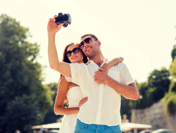 Smiling couple in city — Stock Photo, Image