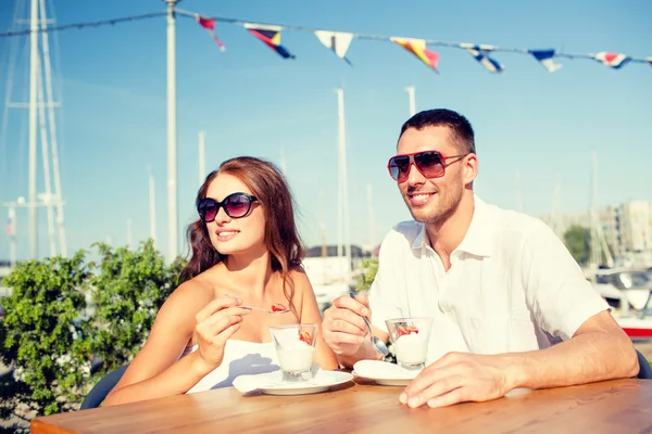 Sonriente pareja comiendo postre en la cafetería — Foto de Stock