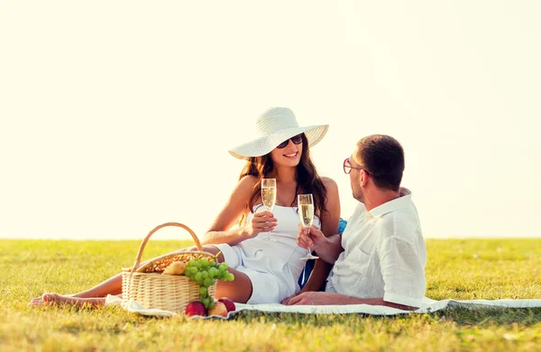 Sonriente pareja bebiendo champán en el picnic — Foto de Stock