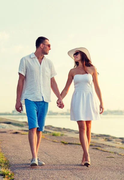 Sonriente pareja caminando al aire libre —  Fotos de Stock